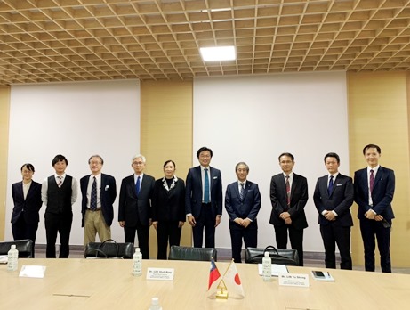 為拓展科技外交事務，深化臺日各區域合作能量，2022年9月2日(五)駐日副代表李世丙偕顧問鄒幼涵等人前往愛知縣名古屋市訪名古屋大學杉山直校長及研究團隊人員，推廣國際鏈結及強化科研機構合作。
駐日副代表李世丙(右5)、鄒幼涵顧問(左5)與名古屋大學杉山直校長(右4)、門松健治副校長(左4)、佐宗章弘副校長(右3)等人合影
