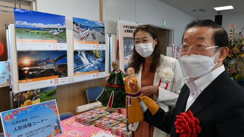 駐日代表謝長廷(照片右)向東京都杉並區長岸本聰子(左)介紹臺灣傳統布袋戲