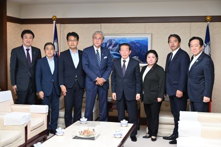 「日華議員懇談會」跨黨派國會議員拜會駐日代表處，表達對近日所發生臺灣花東地震之慰問。
照片左起：木原稔·眾議院議員(日華懇事務局長)、若松謙雄·參議院議員、仁木博文·眾議院議員、古屋圭司·眾議院議員(日華懇會長)、謝長廷･駐日代表、小宮山泰子·眾議院議員、榛葉賀津也·參議院議員、石井章·參議院議員