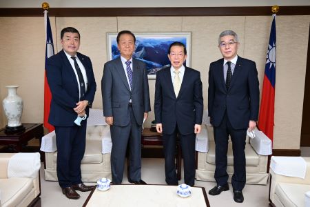 謝長廷･駐日代表(右2)、小澤一郎·眾議院議員(左2)、牧義夫·眾議院議員(右1)、川島智太郎·前眾議院議員(左4)
