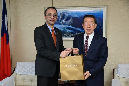 謝長廷･駐日代表･〈照片右〉、Indra Pradana Singawinata･亞洲生產力機構（APO）新任秘書長〈左〉