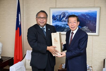 謝長廷･駐日代表(照片右)、Peter ADELBAI‧帛琉共和國駐日本大使(左)