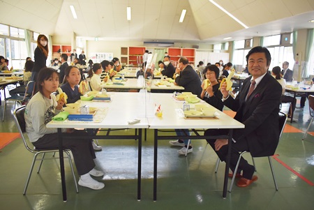 駐日副代表李世丙(照片右)與該校5年級學童一同享用營養午餐。午餐結束後，學童紛向李副代表詢問有關臺灣的各種問題，互動非常熱絡。
