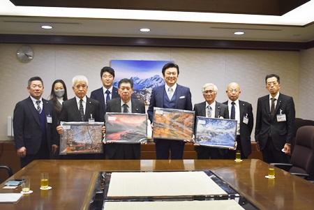 李世丙･駐日副代表(照片右4)與福島縣大沼郡金山町議會的五之井義一•議長(左5)、黑川廣志･副議長(左3)及町議會議員等一行合影。
