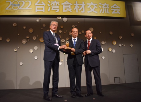 駐日代表謝長廷出席由農委會與駐日代表處在東京所舉辦的「2022臺灣食材交流會」。交流會中除感謝日本各界支持臺灣的農漁產品外，並介紹石斑魚、鱸魚、鳳梨等許多臺灣食材。
照片右起，謝長廷･駐日代表、陳添壽･農委會副主委、古屋圭司･日華議員懇談會會長/眾議院議員
