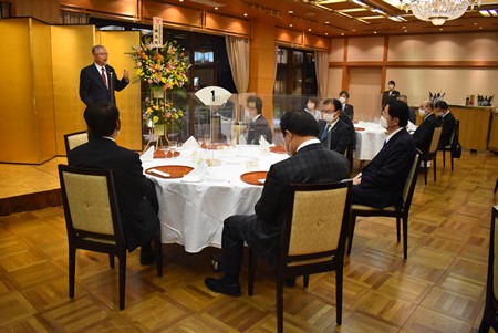 蔡明耀副代表在演講中說明臺灣的現狀、兩岸關係、臺日關係等。
衛藤征士郎･日本台灣親善協會會長/眾議院議員(照片前面圓桌右1)

