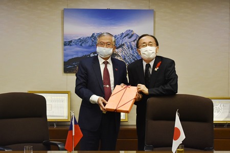 青森縣知事三村申吾(照片右)一行於12月23日拜會駐日代表處，與駐日副代表蔡明耀(照片左)就臺灣與青森縣今後推動教育、觀光、商務等交流交換意見。三村知事於12月11日至18日間訪問臺灣，行銷青森縣特產蘋果等，而為感謝三村知事長年來促進臺日教育交流的貢獻，教育部長潘文忠特於12月13日致贈三村知事感謝狀。
