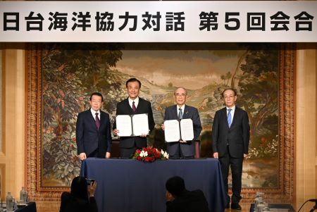 臺日海洋事務合作對話第5屆會議中，臺灣日本關係協會與日本台灣交流協會簽署臺日海洋廢棄物處理合作備忘錄。
照片左起 謝長廷·駐日代表、蘇嘉全·臺灣日本關係協會會長、大橋光夫·日本台灣交流協會會長、谷崎泰明·日本台灣交流協會理事長