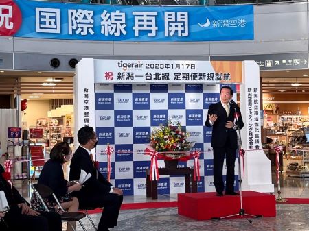 駐日代表謝長廷（照片右）出席虎航「台北(桃園)—新潟」定期航班開航紀念儀式
