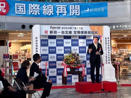 駐日代表謝長廷（照片右）出席虎航「台北(桃園)—新潟」定期航班開航紀念儀式
