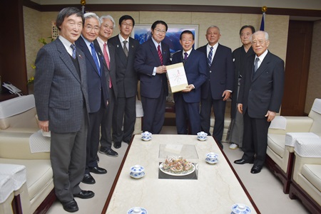 謝長廷･駐日代表(照片右4)、衛藤征士郎･日本台灣親善協會會長/眾議院議員(右5)等一行
