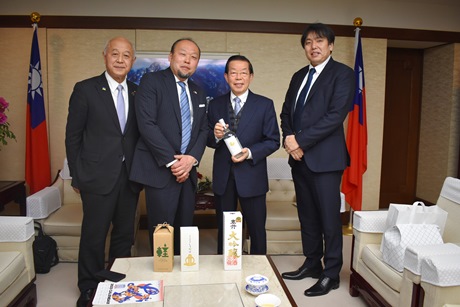 謝長廷･駐日代表(照片右2)、藤卷進･輕井澤町長(左1)
