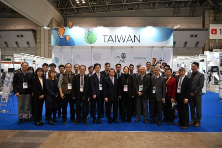 謝長廷･駐日代表(照片前排右7)、鄒幼涵･駐日代表處顧問(前排右6)、莊天明･中央研究院物理研究所副研究員(前排右8)以及「nano tech 2023」臺灣主題館出展成員合影