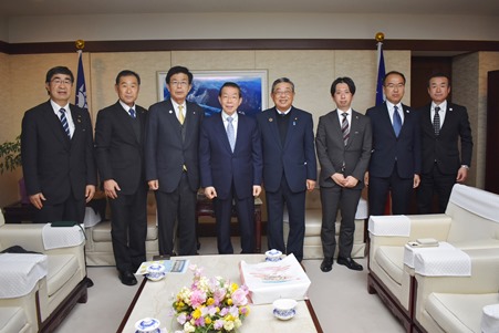 駐日代表謝長廷(照片左4)與前橋市議會「前橋令明」會派幹事長阿部忠幸(左3)、總務會長橫山勝彥(右4)、所屬議員及前橋市政府相關人士等合影。雙方在會談中就推動臺灣各地方政府和前橋市的經濟、體育、文化、教育旅行、醫療照護等各項交流及訪問臺灣事交換意見。
