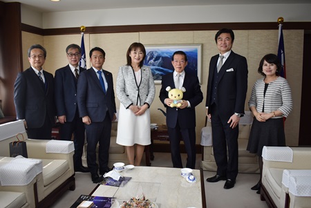謝長廷･駐日代表(照片右3)、安藤真理子•土浦市長(左4)、青山大人•眾議院議員(左3)、片山壮二•土浦副市長(左2)、李世丙•駐日副代表(右2)。
