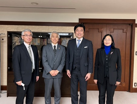 東京威力科創(東京エレクトロン株式会社)拜會駐日副代表李世丙洽談臺日年輕科研人才交流、高科技產業科研合作等議題。
駐日副代表李世丙(照片右2)、顧問鄒幼涵(右1)與東京威力科創荻野裕史部長(左2)及山口光行高階資深專業人員(左1)合影。


