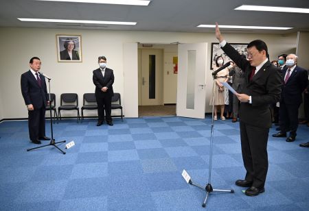 監誓人 謝長廷･駐日代表(照片左)，宣誓人 洪英傑･台北駐大阪經濟文化辦事處處長(右)。
