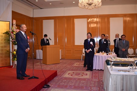 蔡明耀∙駐日副代表(照片左1)應邀在會中致詞。衛藤征士郎∙「一般社團法人日本台灣親善協會」會長/眾議院議員(右5)、玉澤德一郎∙名譽會長(右2)、山本順三∙副會長/參議院議員(右4)、並木正芳∙副會長(左2)、坂本哲志∙眾議院議員(右1)、富田茂之∙前眾議院議員(右3)。懇親會在該協會令和5年通常總會後舉行。
