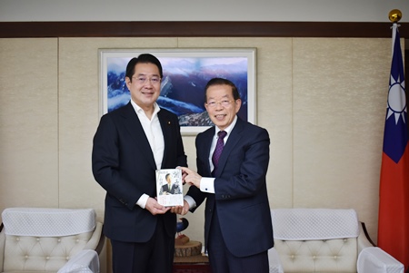 駐日代表謝長廷大使(右)、眾議院議員市村浩一郎(左)
