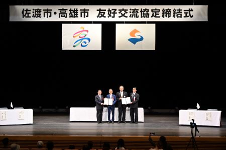 照片左起 駐日代表謝長廷大使、高雄市副市長林欽榮、佐渡市長渡邊龍五、佐渡市議會議長近藤和義