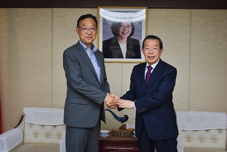 駐日代表謝長廷大使(照片右)、仙台市議會議員西澤啟文(左)

