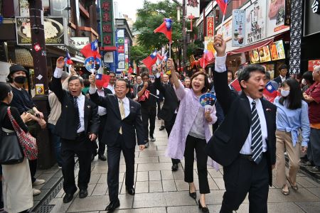駐日代表謝長廷大使(照片前排左2)、駐日代表處橫濱分處處長張淑玲〈前排右2〉、橫濱華僑總會會長許耀庚(前排左1)、日本中華聯合總會會長羅鴻健(前排右1)