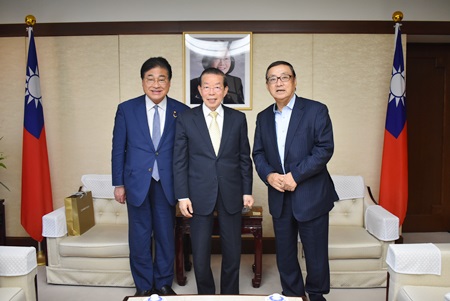 駐日代表謝長廷大使(照片中央)、眾議院議員菅家一郎(左)、TAKAGAWA集團會長高川晶(右)