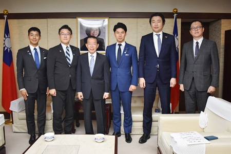 駐日代表謝長廷大使(照片左3)與自民黨青年局新任幹部合影。青年局長藤原崇眾議院議員(左2)、青年局長代理中曾根康隆眾議院議員(右3)、國際部長金子俊平眾議院議員(右2)、國際部副部長山本左近眾議院議員(左1)
