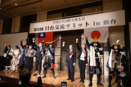 駐日代表謝長廷大使(照片右4)、宮城縣副知事池田敬之(左5)、仙台市長郡和子(左4)、台南市議長邱莉莉(右3)