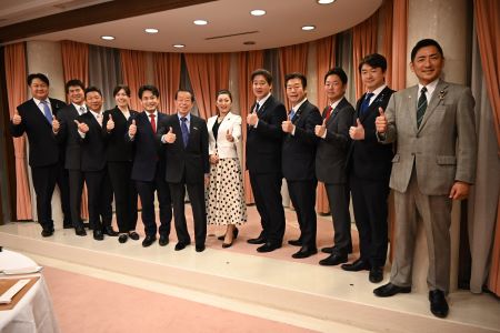 駐日代表謝長廷大使12月5日在代表處官邸與自民黨參議院議員舉行交流會，就臺日關係交換意見。
照片左起，山本啟介參議員、小林一大參議員、若林洋平參議員、小野田紀美參議員、滝波宏文參議員、駐日代表謝長廷大使、吉川優美參議員、清水真人參議員、加田裕之參議員、永井學參議員、加藤明良參議員、臼井正一參議員。