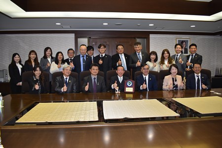 駐日代表謝長廷大使(照片前排中央)，高雄律師公會理事長謝國允(前排右3)及該會顧問、理事、監事、國際事務委員會委員等一行共18名。該會與日本「第一東京辯護士會」締結有友好交流協定，來日進行各項專業交流，「第一東京辯護士會」成員亦出席拜會。
