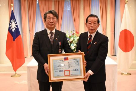 駐日代表謝長廷大使(照片右)12月8日代表外交部頒發「外交之友貢獻獎」予日本「全國日台友好議員協議會」會長藤田和秀(名古屋市議員，照片左)，表彰藤田會長長年來協助促進臺日友好交流之貢獻。
