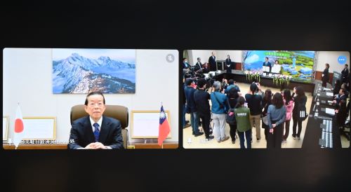 我國屏東縣與日本鹿兒島縣簽訂友好交流協定，儀式在屏東縣政府舉行，駐日代表謝長廷大使(照片螢幕左)線上見證，屏東縣長周春米與鹿兒島縣長塩田康一(螢幕右)共同簽署友好交流協定。