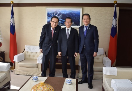 駐日代表謝長廷大使(照片中)、「日華親善協會全國聯合會」會長藤井孝男(左)、理事長丹羽太一(右)
