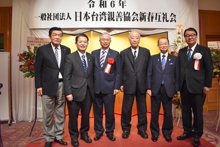 照片右起，日本台灣親善協會副會長山本順三參議院議員、前眾議院議員河村建夫、日本台灣親善協會名譽會長玉澤德一郎前眾議院議員、駐日副代表蔡明耀、眾議院議員宮下一郎、眾議院議員伊東良孝。
