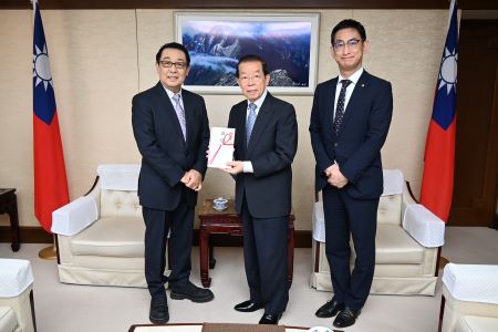 日本公益財團法人「迎風而立獅子基金」拜會代表處捐贈0403花蓮地震善款。
照片左起 日本知名歌手佐田雅志、駐日代表謝長廷大使、「迎風而立獅子基金」理事長古竹孝一。