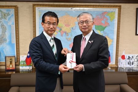 宮城縣名取市市長山田司郎(照片左)將名取市捐贈善款交給駐日副代表蔡明耀(右)。