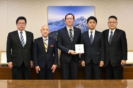 岩手縣東京事務所所長高橋孝政（照片左2)與岩手縣議會議長工藤大輔（右2)將岩手縣捐贈善款目錄交給駐日本代表處政務組長傅國華(中央)。岩手縣議會副議長飯澤匡(右2)、岩手縣議會台灣友好議員聯盟會長中平均(左1)。