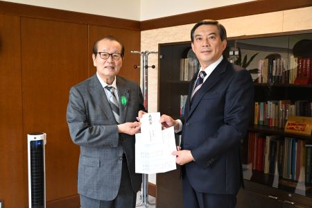 山形縣議會議長森田廣(照片左)將山形縣議會日台友好議員聯盟捐贈善款交給駐日副代表周學佑(右)。