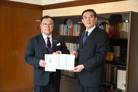 新潟縣五泉市市長田邊正幸(照片左)將五泉市捐贈善款交給駐日副代表周學佑(右)。