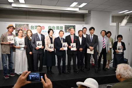 駐日代表謝長廷大使(照片左6)、攝影家宋隆泉(左1)、眾議院議員和田有一朗(右6)、眾議院議員漆間讓司(右5)、眾議院議員池下卓(右4)、日本台灣交流協會總務部長田中麻美子(左5)、台灣文化中心主任王淑芳(右1)