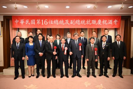 照片前排左起 參議院議員石井章、參議院議員有村治子、日本維新之會幹事長眾議院議員藤田文武、日本台灣交流協會會長大橋光夫、駐日代表謝長廷大使、日華議員懇談會幹事長眾議院議員萩生田光一、日本中華聯合總會會長羅鴻健、國民民主黨代表眾議院議員玉木雄一郎、參議院議員榛葉賀津也。後排左起 駐日副代表蔡明耀、日本中華聯合總會名譽會長詹德薰、日本台灣交流協會前駐臺代表泉裕泰、參議院議員友納理緒、自民黨青年局長眾議院議員鈴木貴子、參議院議員藤井一搏、眾議院議員山本左近、日本台灣交流協會前駐臺代表沼田幹夫、駐日副代表周學佑。