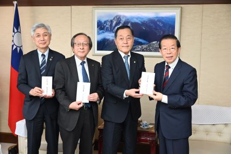 福島縣商工會議所聯合會會長/福島台灣友好協會會長渡邊博美（照片右2)與福島台灣友好協會副會長/吉川屋會長畠隆章(左2)、福島台灣友好協會副會長/福島民報社社長芳美弘一(左1)分別將「福島縣商工會議所聯合會」、「福島台灣友好協會」、「福島民報社」捐贈善款目錄交給駐日代表謝長廷大使(右1)。