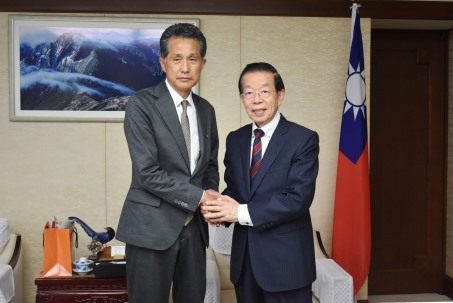 駐日代表謝長廷大使(右)、笠間市長山口伸樹(左)