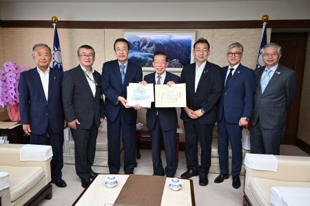 照片左起 群馬縣東吾妻町長中澤恆喜、埼玉縣本庄市長吉田信解、石川縣加賀市長宮元陸、駐日代表謝長廷大使、埼玉縣桶川市長小野克典、茨城縣筑波未來市長小田川浩、駐日副代表蔡明耀