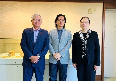 國家科學及技術委員會政務副主任委員陳炳宇2024年6月11日拜會駐日本代表處副代表蔡明耀，蔡副代表歡迎國科會重要高層訪日促進臺日科技交流，表達臺日在科研及人才有很多互補之處，並分享國際情勢的變化、地緣政治及經濟概況，現階段臺日關係愈趨緊密，可運用當前臺日科研合作實績推升臺日科技交流。
國家科學及技術委員會陳炳宇政務副主任委員(中)、駐日本代表處蔡明耀副代表(左)及鄒幼涵顧問(右)合影
