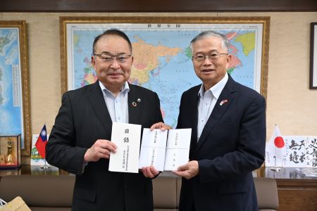 宮城縣石卷市市長齋藤正美（照片左)將石卷市各界捐贈善款目錄交給駐日副代表蔡明耀(右)。