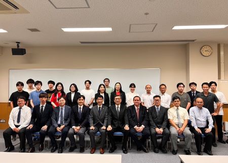駐日本代表處與東京工業大學於2024年7月18日在東京工業大學鈴懸台校區共同辦理「2024 MSL of Tokyo Tech - STD TECRO Japan Workshop」，副代表周學佑及東京工業大學科技創成研究院院長大竹尚登開幕致詞。本研討會由顧問鄒幼涵主持開幕場次，另邀請講者包括休士頓大學Professor T.Randall Lee、東京理科大學Professor Shinichi KOMABA、國立清華大學Professor Michael Hsuan-Yi HUANG、工業技術研究院Dr. Wen-Jin LI、產業技術總合研究所Dr. Chih-Wei HU等。

2024.7.18「2024 MSL of Tokyo Tech - STD TECRO Japan Workshop」，駐日本代表處副代表周學佑(照片前排右5)、東京工業大學科技創成研究院院長大竹尚登(前排左5)、Organizer駐日本代表處顧問鄒幼涵(後排右8)、東京工業大學副教授Tso-Fu Mark Chang(前排左1)、副教授Chun-Yi Chen(後排左8)等合影
