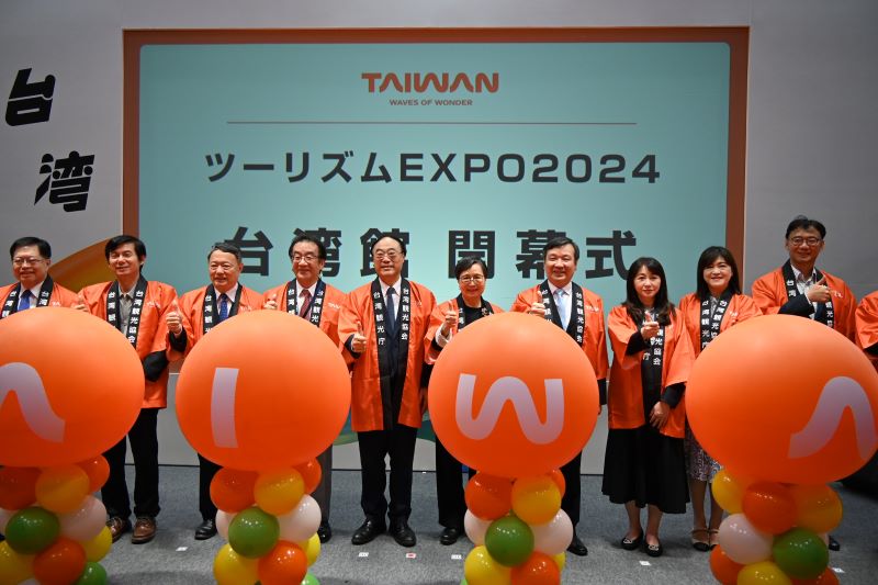 駐日代表李逸洋大使(右4)、交通部觀光署署長周永暉(左5)、台灣觀光協會榮譽會長葉菊蘭(右5)、台灣觀光協會會長簡余晏(右3)、日本旅行業協會副會長酒井淳(左4)