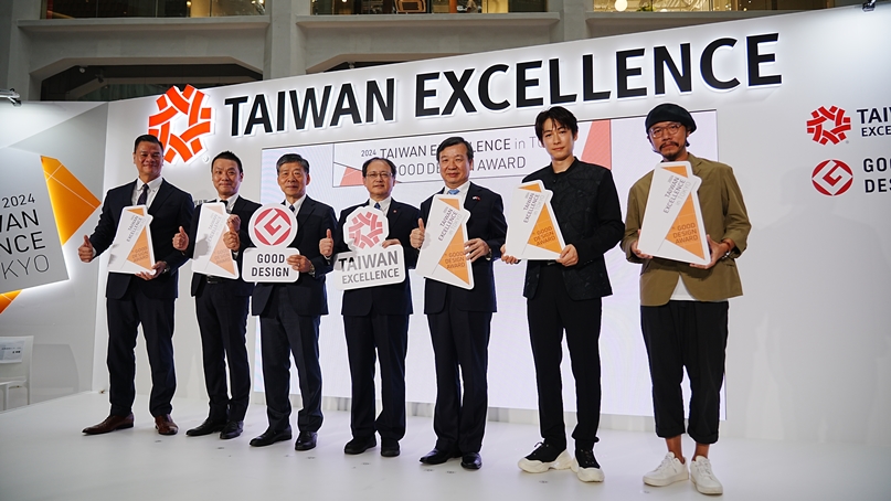 照片:駐日代表李逸洋大使(右3)、中華民國對外貿易發展協會秘書長王熙蒙(中央)、公益財團法人日本設計振興會理事長深野弘行(左3)、活動代言人藤岡靛(右2)
